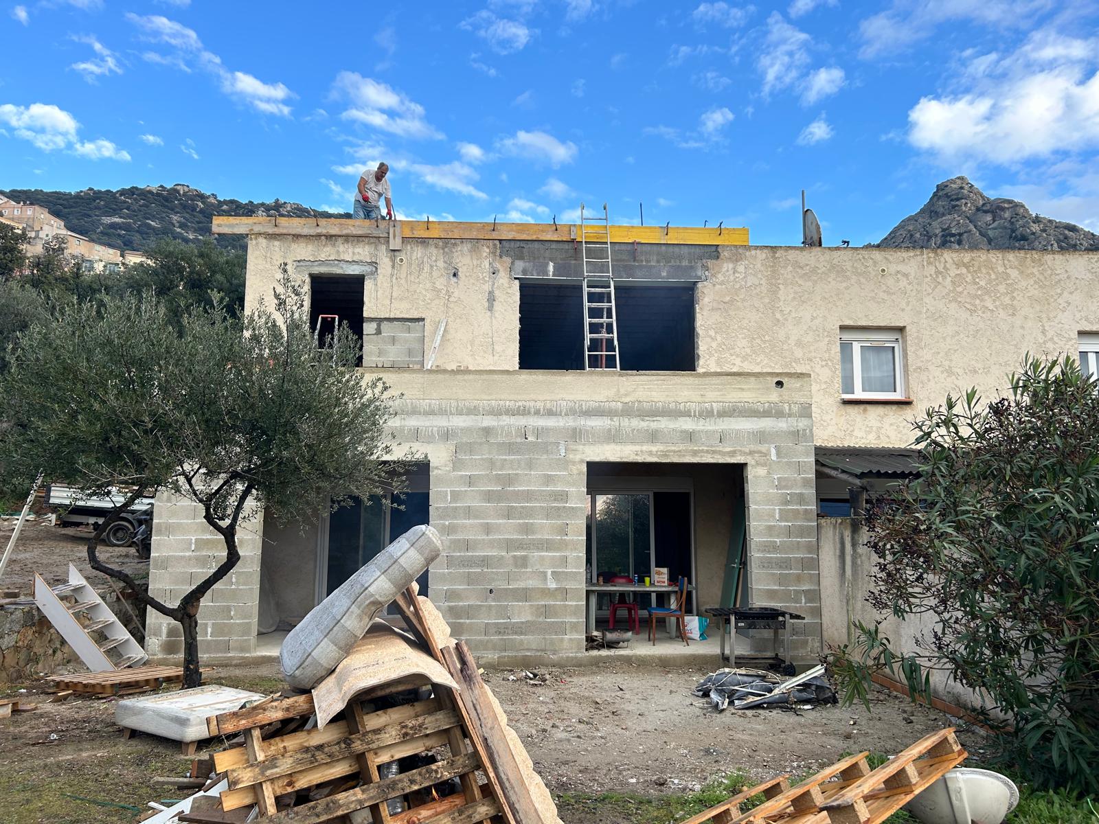 maçons Corses de MTP Munier Construction en balagne, surélevation, gros oeuvre finalisé, intégré au paysage de Lumio