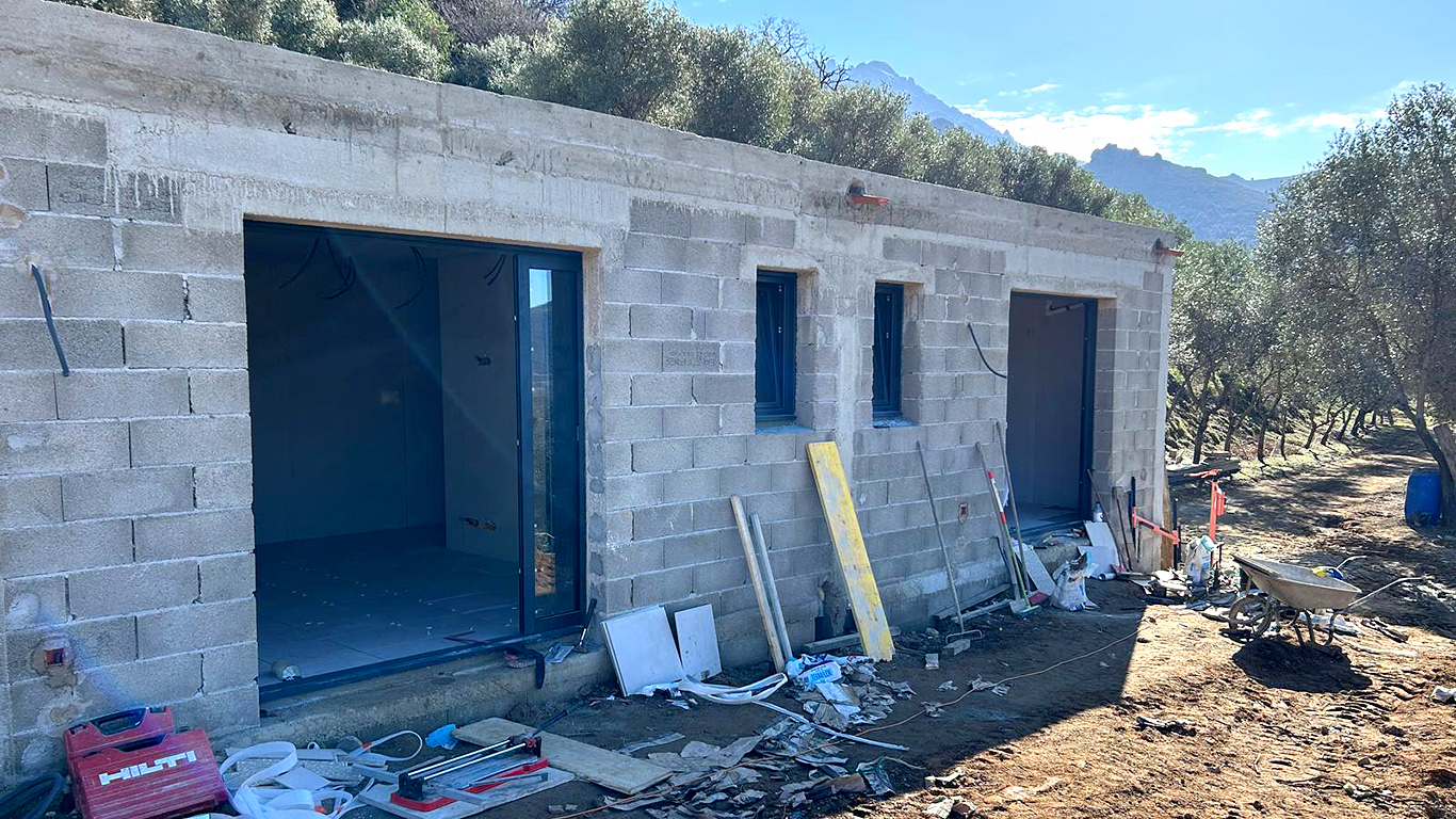 Élévation des murs en agglomérés pour l'appartement de Nessa, avant enduit.