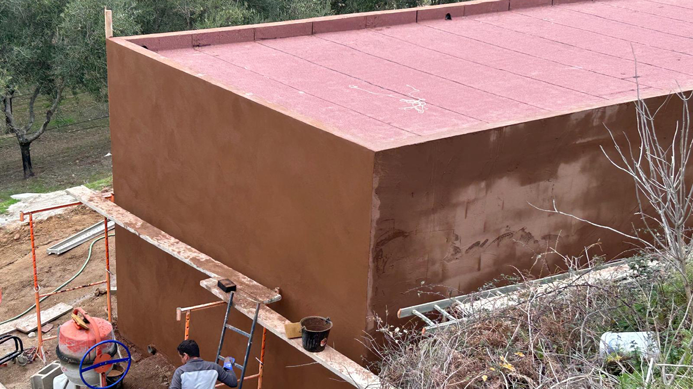 Vue aérienne de l'appartement pendant l'application de l'enduit et l'étanchéité du toit-terrasse.