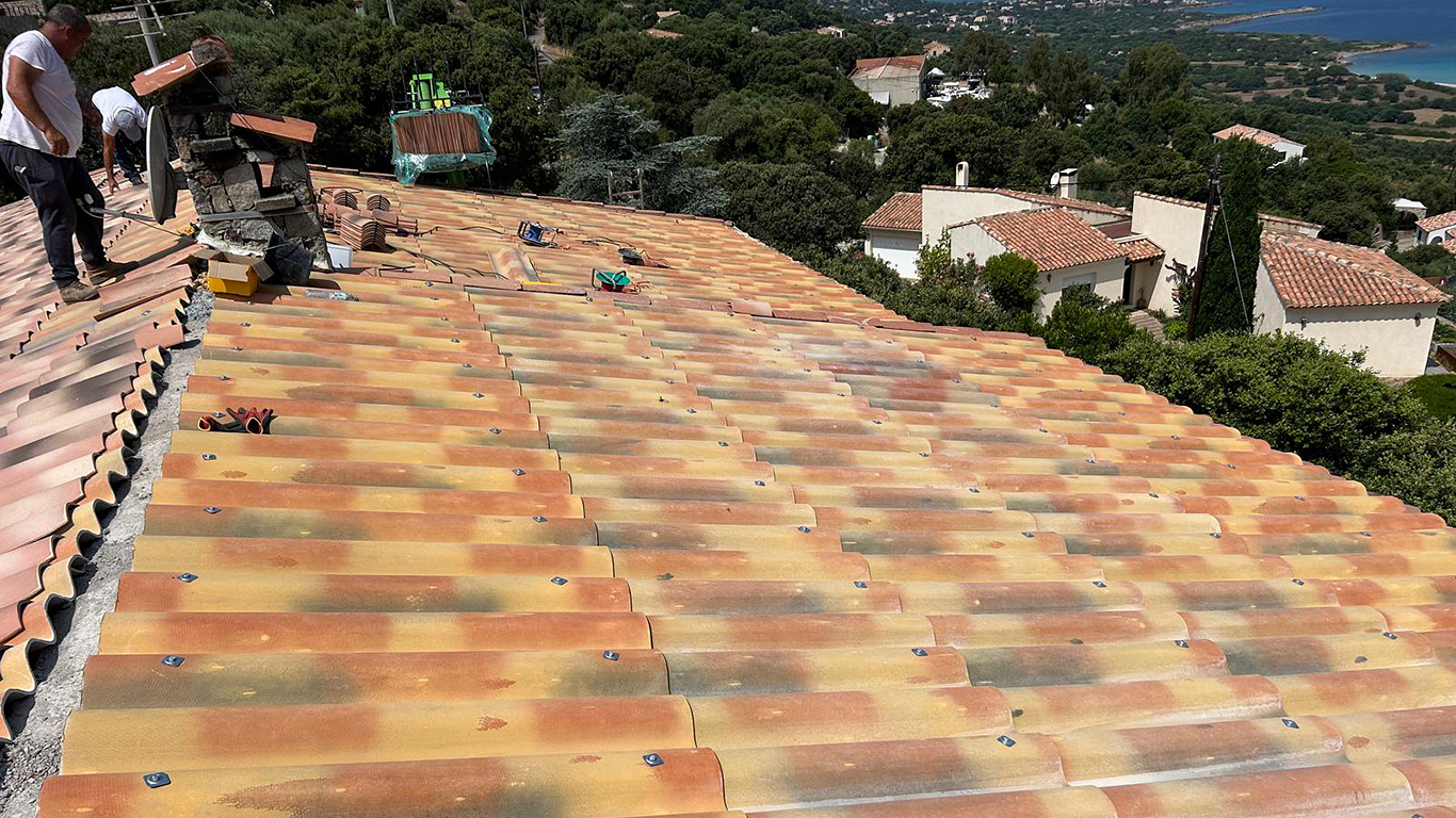  toiture d'une maison d'habitation, essentielle pour assurer l'<strong>étanchéité</strong> et la <strong>sécurité</strong> du bâti