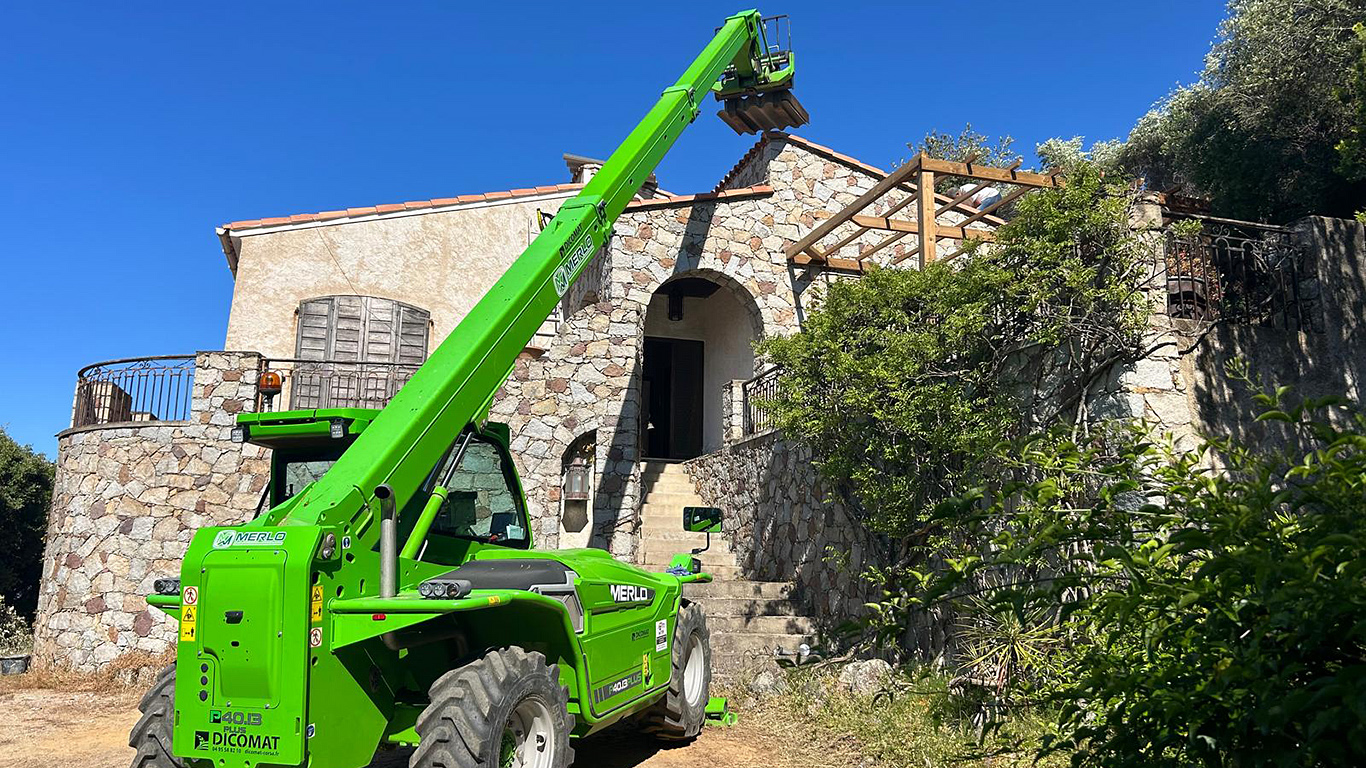 Télescopique Merlo sur site à Corbara pour la manutention des matériaux de toiture.