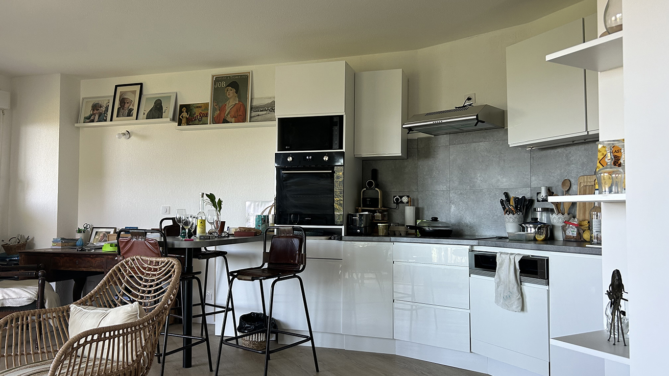 Cuisine moderne réalisée lors d’une rénovation d’appartement à L’Île-Rousse