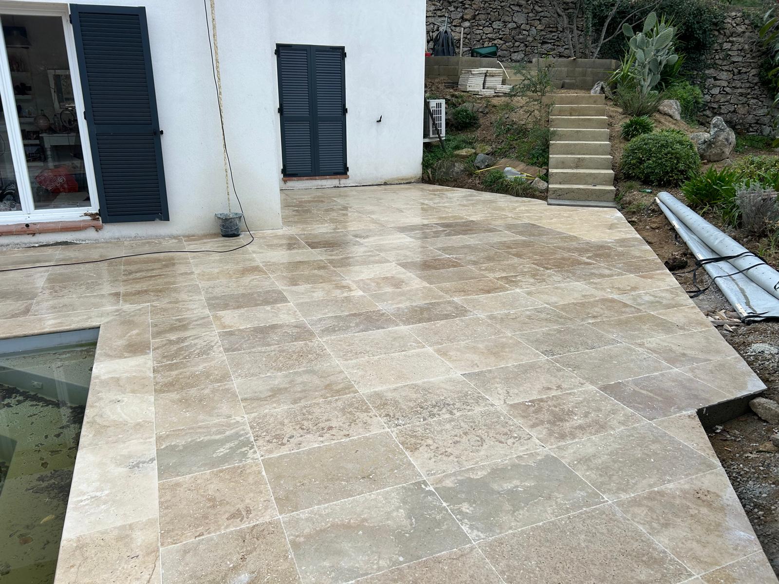 pose_travertin. Détails : finitions, découpes, pose, traitement et nettoyage 